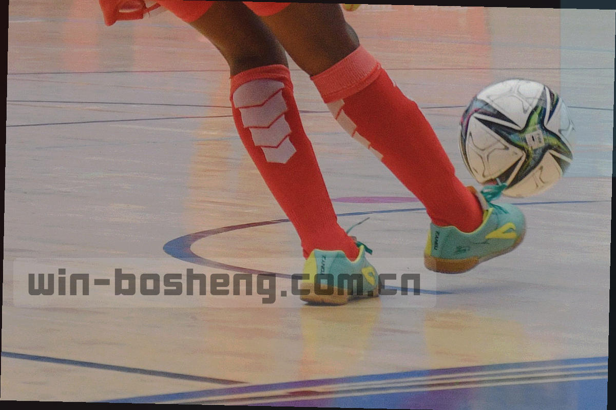 手稿、印刷样张与素材卡片在桌面叠放的特写